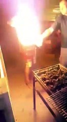 Cet imbécile  se sert d'une bonbonne de gaz pour cuire son barbecue !
