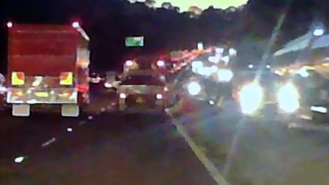 Un automobiliste frôle la mort quand un baril écrase son pare-brise en pleine route !