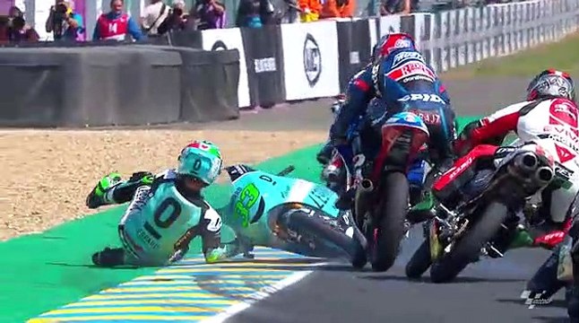 Il détruit la moto d'un autre motard lors d'une course !