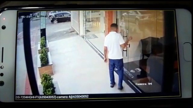 Câmera flagra criminoso invadindo barbearia em Vila Velha