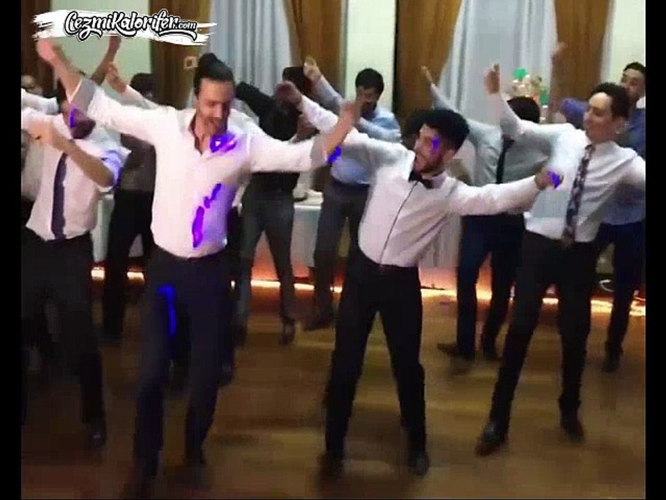 Uruguay'da bir düğün. Gelin İlayda.. Damat Uruguaylı Carlos. Düğünde damat ve arkadaşları Erik Dalı oyununu Latin yorumuyla oynamışlar.