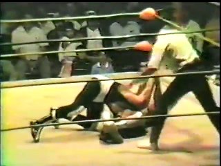 UWA CAMPEONATO LIGERO_ HIJO DEL SANTO (C) VS. ESPANTO JR.  (26_7_87). (480p_30fps_H264-128kbit_AAC)