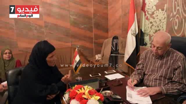 محافظ أسوان يلتقى بعدد من المواطنين لبحث مطالبهم