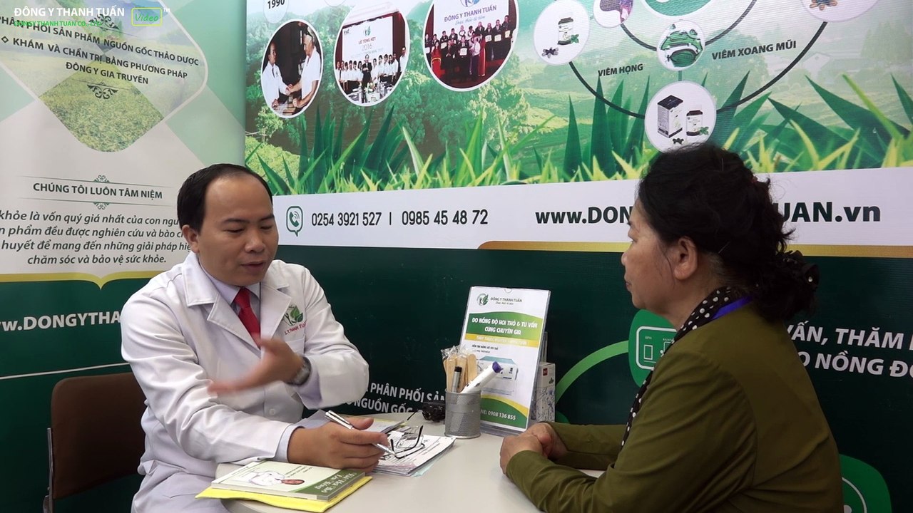 Thầy thuốc Thanh Tuấn thăm khám và tư vấn cho cô Ngô Thị Duyên