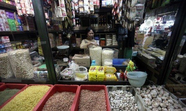 Menahan Lonjakan Harga Bahan Pokok