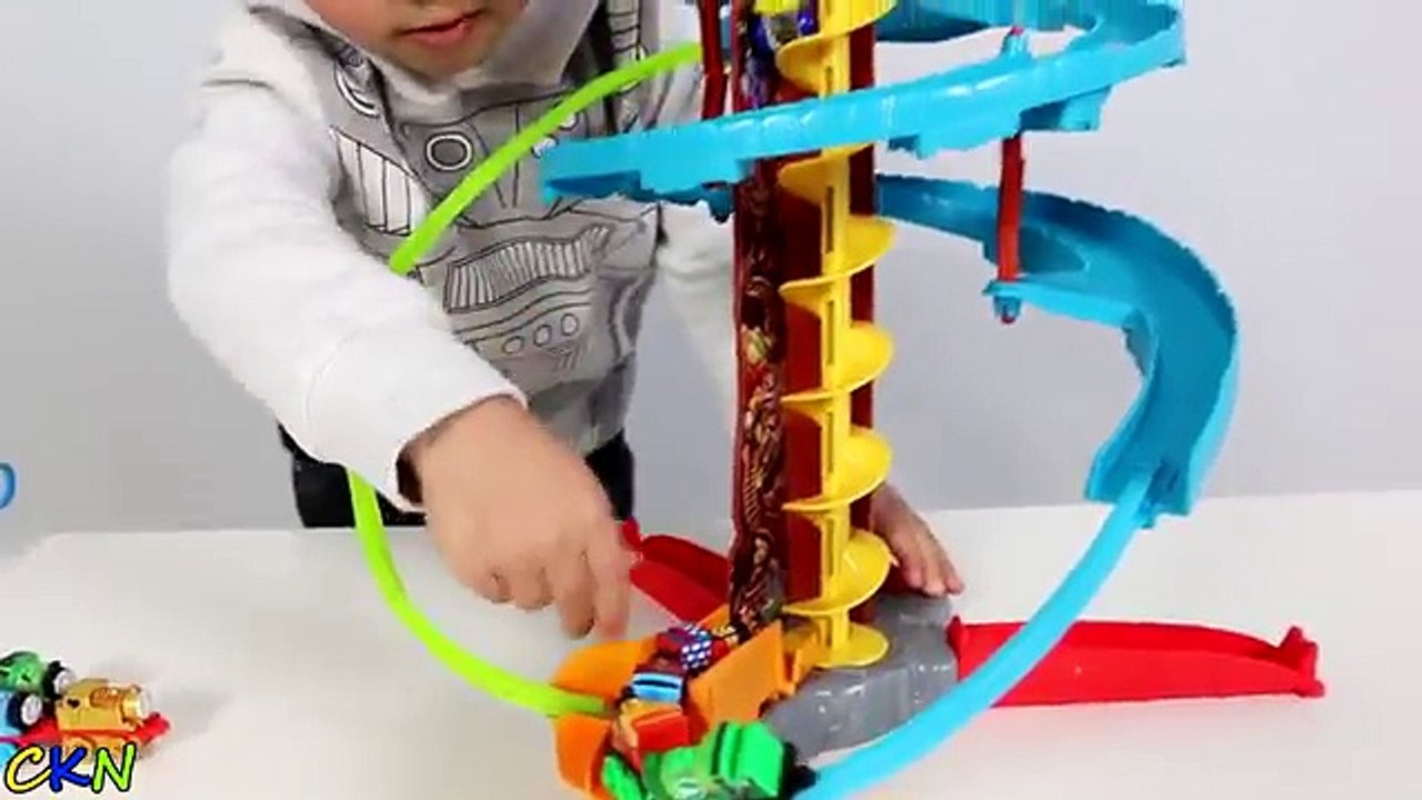 Thomas The Tank Engine Minis Twist n Turn Stunt Set Batman Thomas Superman Ckn Toys