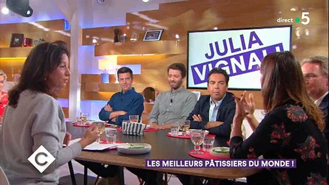 Julia Vignali revient sur ses propos de 2014 où elle assurait ne jamais vouloir animer une émission... de pâtisserie ! Regardez
