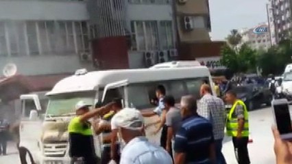 Hareket halindeki dolmuş böyle yandı