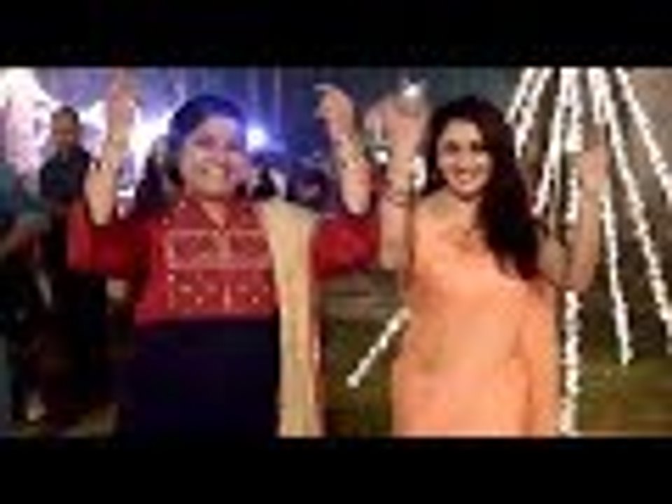 Madhuri Dixit And Renuka Shahane Recreates 'Hum Aapke Hain Koun' Moment | Bollywood Buzz