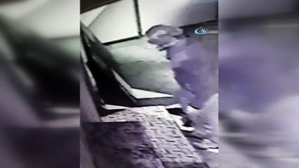 Açık kalan camdan içeri girip laptop çaldı...Camide yaşanan hırsızlık kamerada