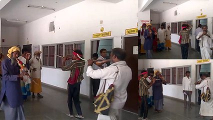 इस बात से नाराज सपेरे पहुंच गए डीएम ऑफिस बीन बजाकर किया नागिन डांस