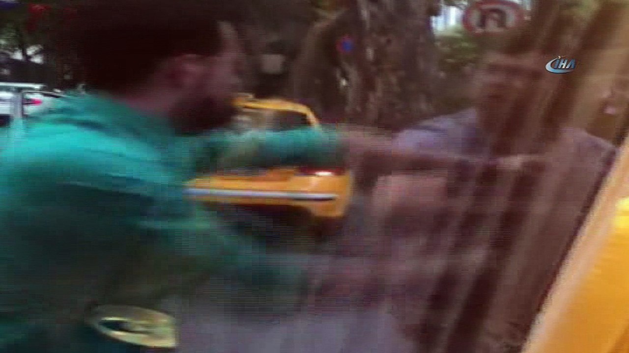 Taksici ile minibüsçünün yumruk yumruğa kavgası kamerada