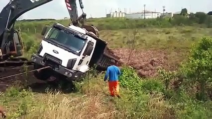 Video herunterladen: heavy equipment accidents compilation, trucks accidents - big truck accidents part 2/2