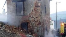 Un incendio calcina una antigua casa desahitada en Santianes, Pravia, Asturias