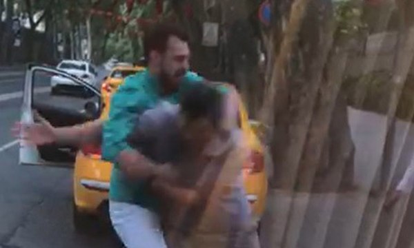 Taksici ile minibüsçünün yumruk yumruğa kavgası kamerada