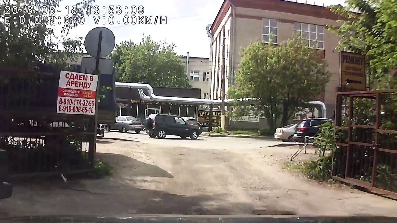 Des passants aident un motard coincé