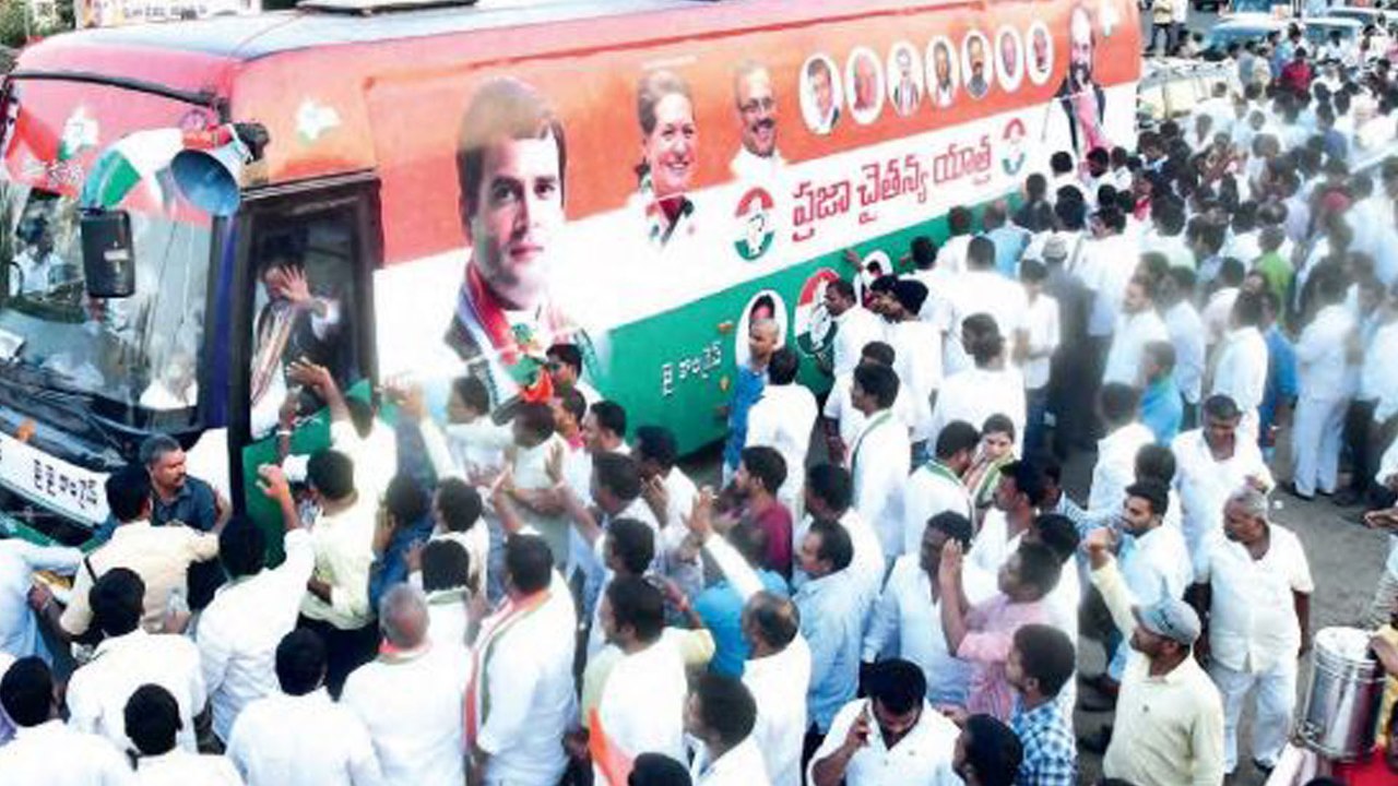 డబ్బుల కోసం పడిగాపులు కాస్తున్న నేతలు