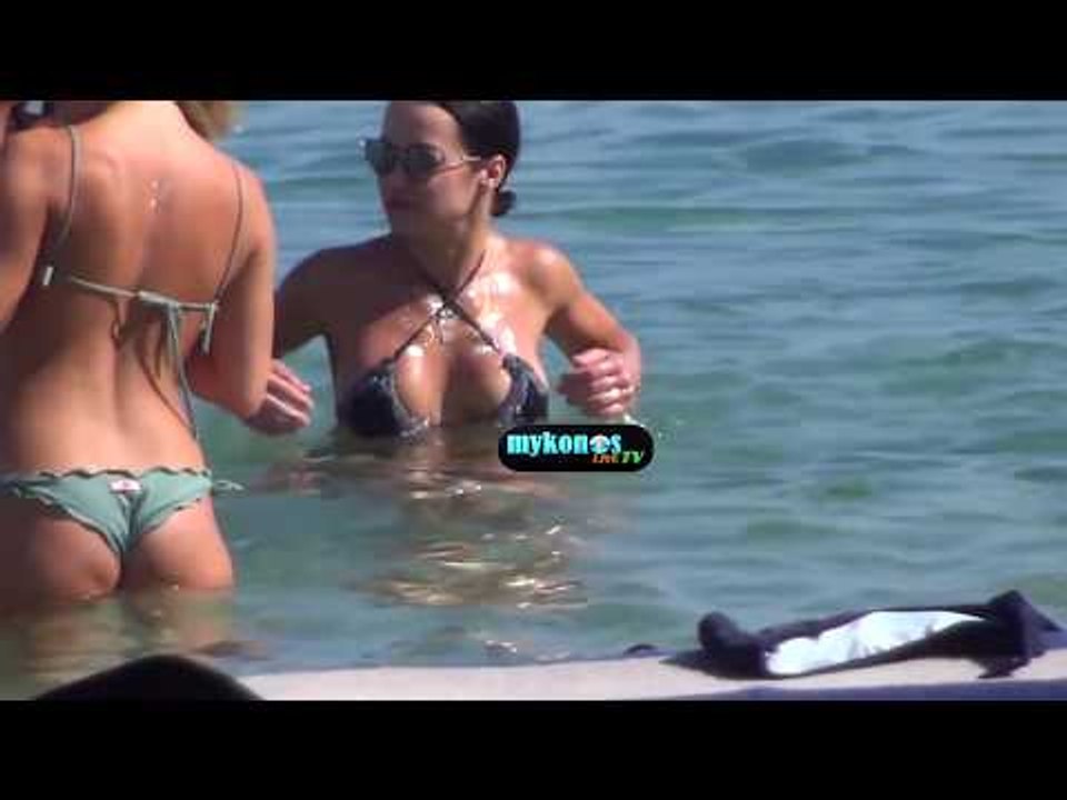 Η Ρωσίδα με το ξεσκισμένο τζιν bikini που τους άφησε όλους άφωνους στην Ψαρρού