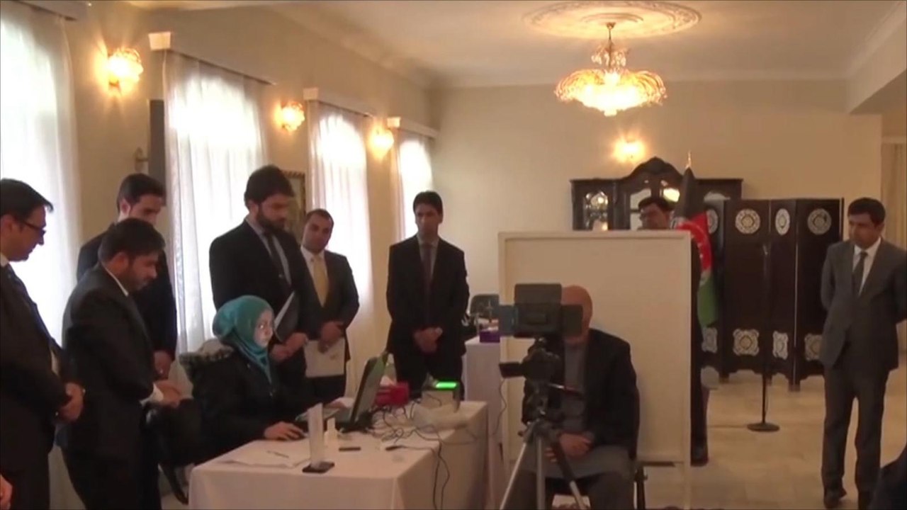 بطاقات الهوية الإلكترونية تتحول إلى قضية سجال سياسي بأفغانستان