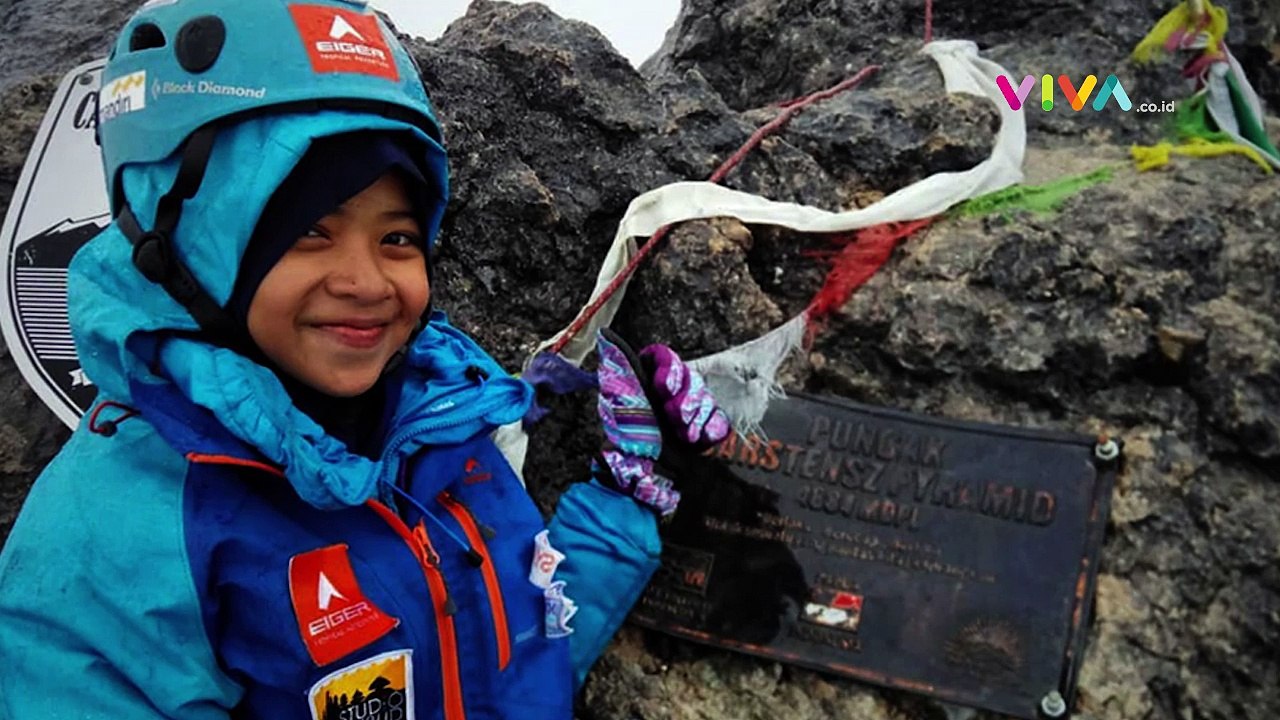 Momen Mengharukan Pendaki Cilik Capai Puncak Jayawijaya