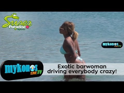 Η εξωτική barwoman που κόλασε τις άγιες αυτές ημέρες την Μύκονο με τις καμπύλες