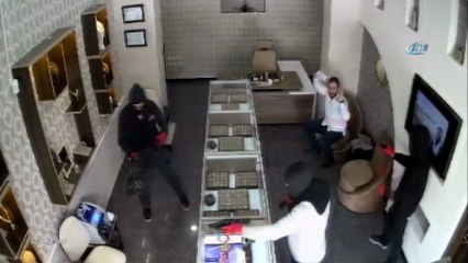 Soygunları güvenlik kameralarına yansıyan pişkin şahıslardan gazetecilere tekmeli saldırı