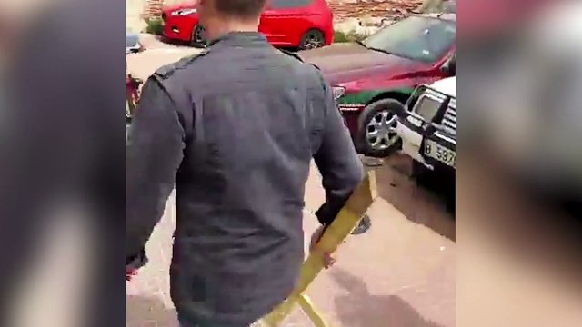 Independentistas agreden a una señora por retirar cruces amarillas