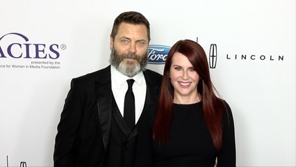 Скачать видео: Nick Offerman and Megan Mullally 43rd Annual Gracie Awards Gala Red Carpet