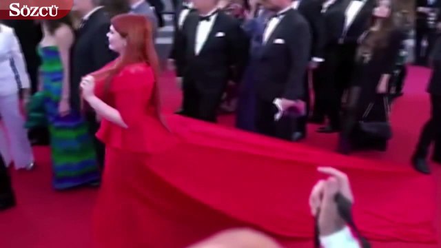 Kırmızı halıda iç çamaşırı ile kaldı!