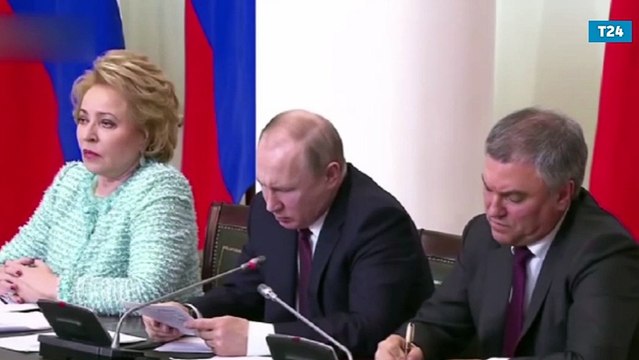 Putin, yazısını okuyamayınca kendini tiye aldı: Kargacık burgacık yazmışım...