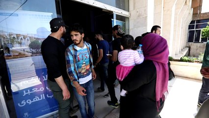 مئات السوريين يعبرون من تركيا إلى شمال سوريا لقضاء إجازة العيد