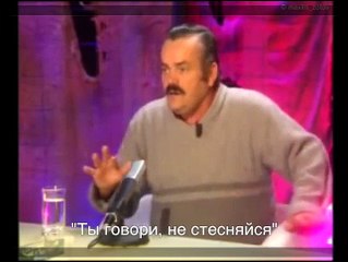 Девушка в ресторане заказывает десерт / Risitas y las paelleras