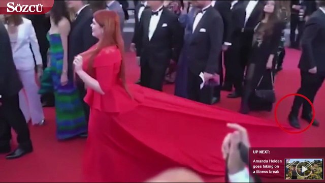 Ünlü modele kırmızı halıda şok