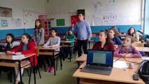 Kështu motivon mësuesi nga Kumanova nxënësit e tij me këngë patriotike..   