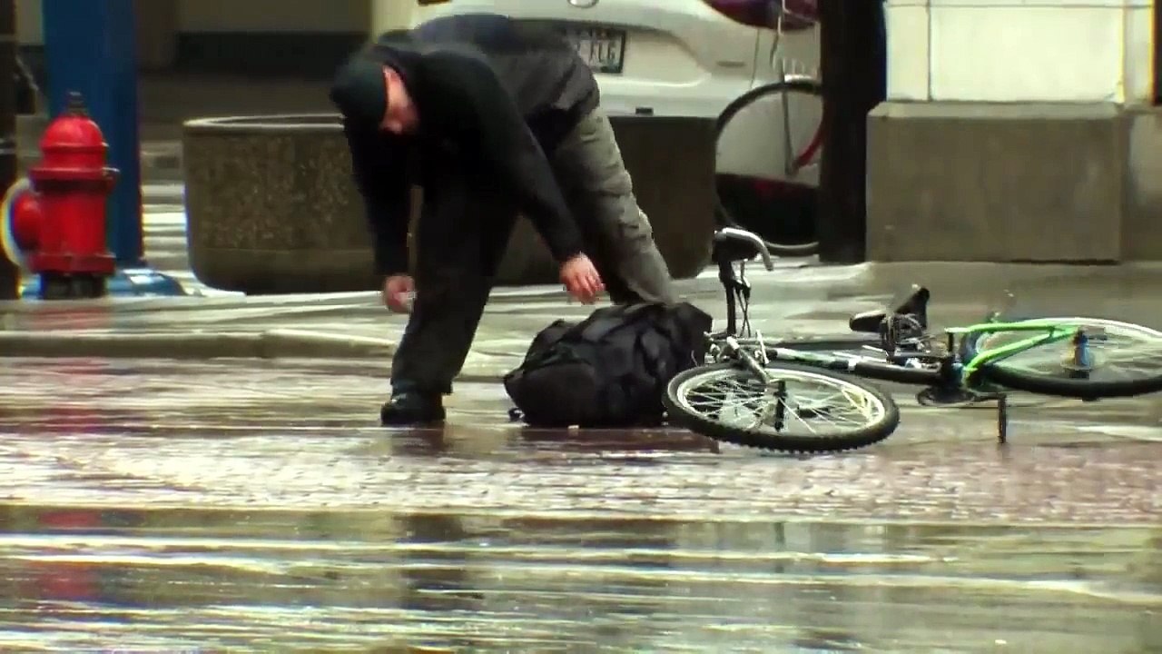 Man tackled by Milwaukee police after grabbing suspicious package.