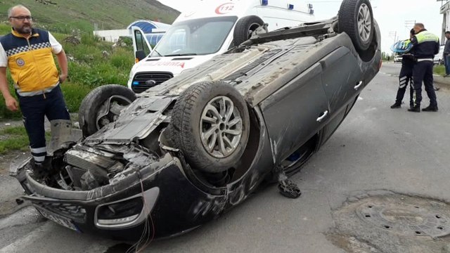 Orta refüje çarpan otomobil takla attı: 1 yaralı