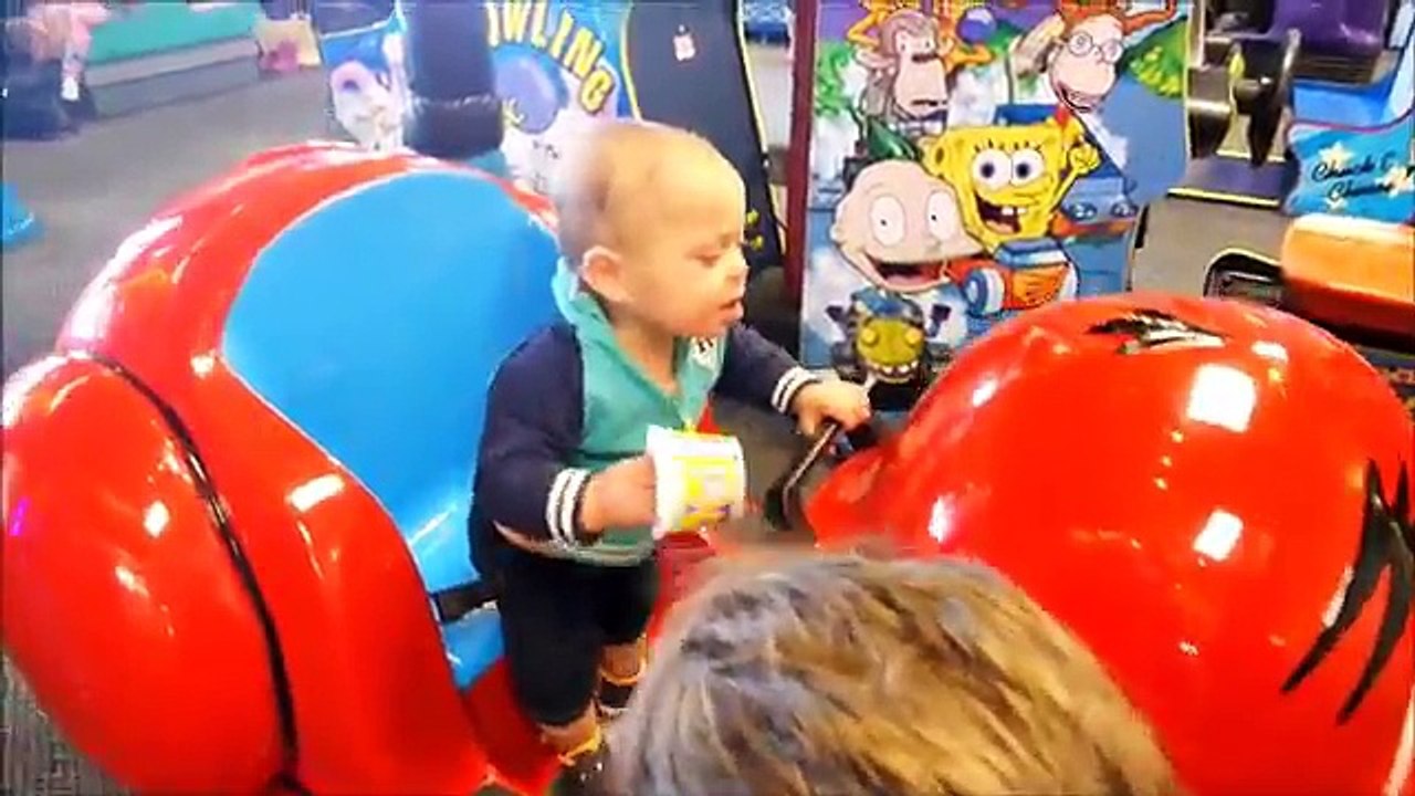 CHUCK E. CHEESES! VLOG