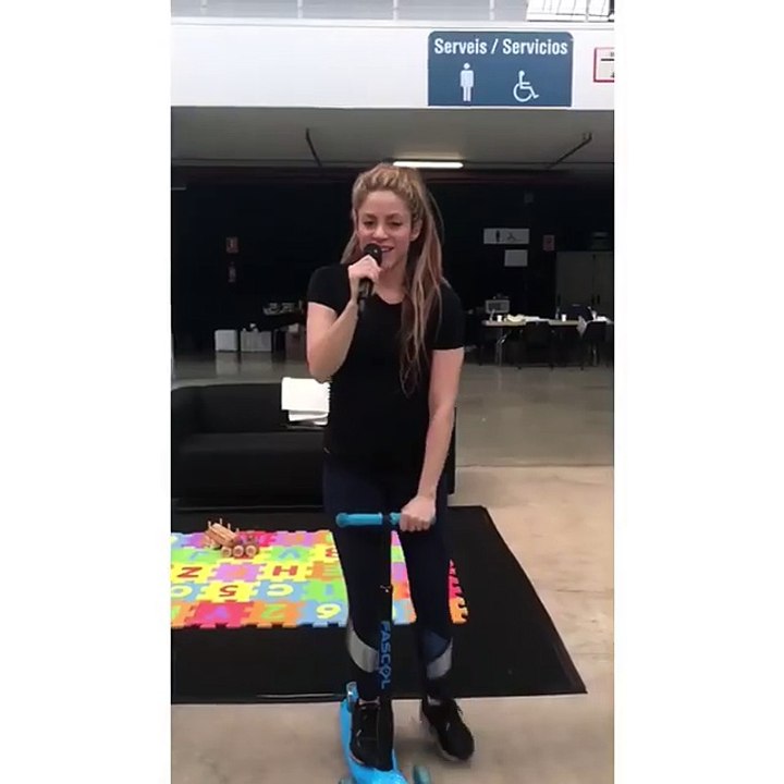 Shakira : sa reprise étonnante du titre "Quelqu'un m'a dit" séduit Carla Bruni