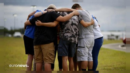صورة اليوم: طلاب يصلون على أرواح ضحايا حادث مدرسة تكساس