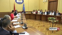 Nxori gazetaret nga Komisioni i Ekonomisë, deputetët Braçes: S'duhet ta bëje, kërko falje