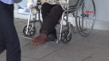 Samsun'da 15 Gündür Tekerlekli Sandalye Üzerinde Hastane Bahçesinde Kalıyor
