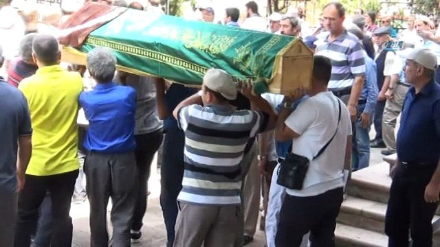 Oğlu tarafından boğularak öldürülen kadın toprağa verildi