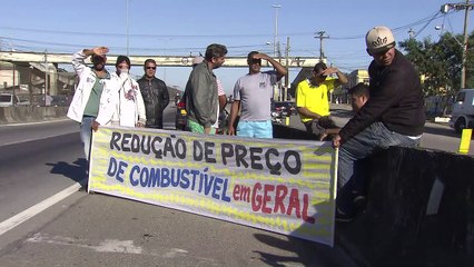 Caminhoneiros mantêm protestos