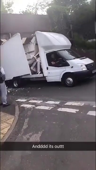 Quand tu n'as pas le compas dans l'oeil et que ton camion est trop haut pour passer sous le pont