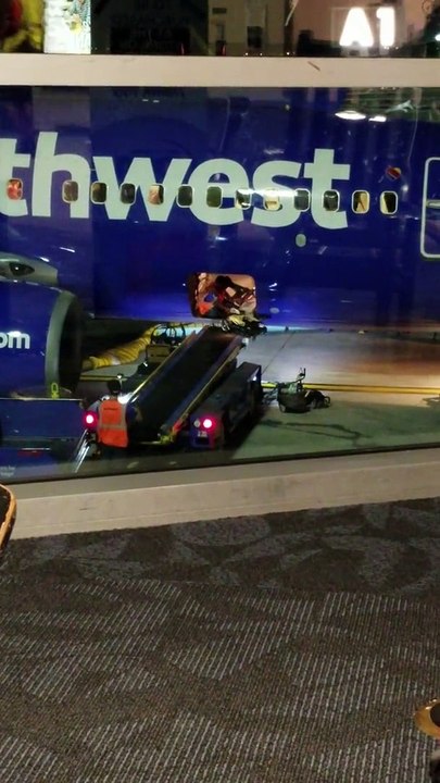 Cette compagnie aérienne lance les bagages de l'avion !!