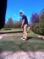 Golf : il heure un autre golfeur tellement mauvais au tir !
