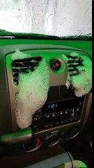 Du savon coule par la ventilation de cette voiture au lavomatic !