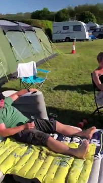 Elle brise une cannette de bière entre ses jambes !