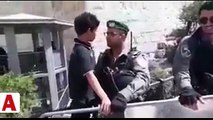Filistinli çocuk İsrail askerlerine böyle kafa tuttu