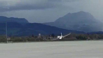 Ce pilote doit remettre les gaz en plein atterrissage pendant une tempête  pour éviter le pire